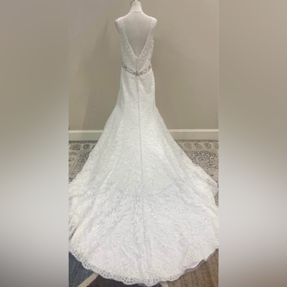 Elegant White Lace V-Neck Mermaid Wedding Dress - Picture 5 of 8